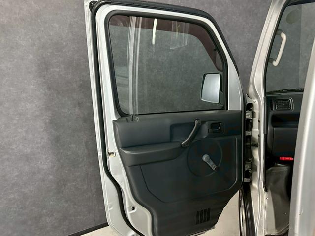 キャリイトラック ＫＵ　エアコン・パワステ　車検８年１１月　４ＷＤ　５ＭＴ　マニュアルギヤシフト　エアコン　ラジオ　ＡＢＳ　ヘッドライトレベライザー　パワステ（7枚目）
