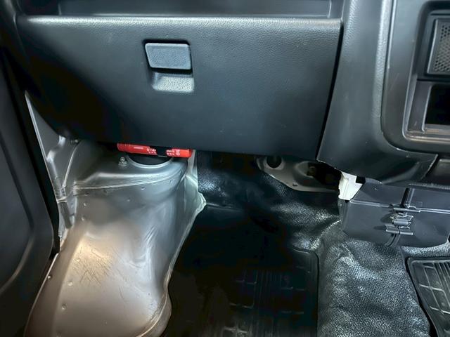 キャリイトラック ＫＵ　エアコン・パワステ　車検８年１１月　４ＷＤ　５ＭＴ　マニュアルギヤシフト　エアコン　ラジオ　ＡＢＳ　ヘッドライトレベライザー　パワステ（9枚目）