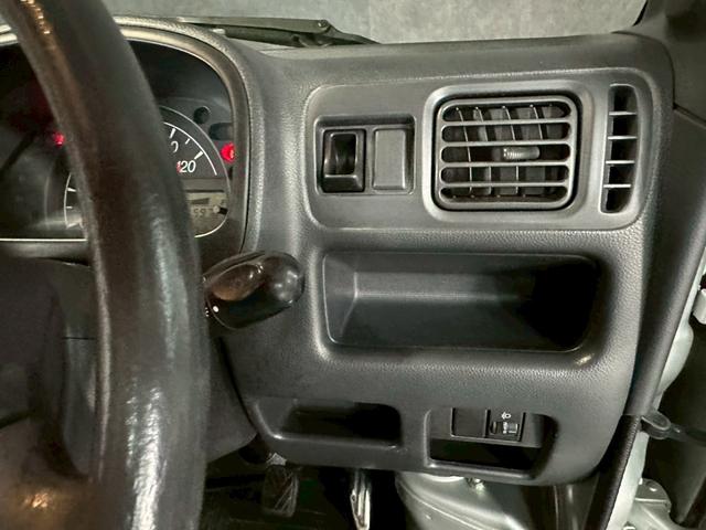 キャリイトラック ＫＵ　エアコン・パワステ　車検８年１１月　４ＷＤ　５ＭＴ　マニュアルギヤシフト　エアコン　ラジオ　ＡＢＳ　ヘッドライトレベライザー　パワステ（12枚目）