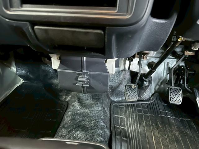 キャリイトラック ＫＵ　エアコン・パワステ　車検８年１１月　４ＷＤ　５ＭＴ　マニュアルギヤシフト　エアコン　ラジオ　ＡＢＳ　ヘッドライトレベライザー　パワステ（29枚目）