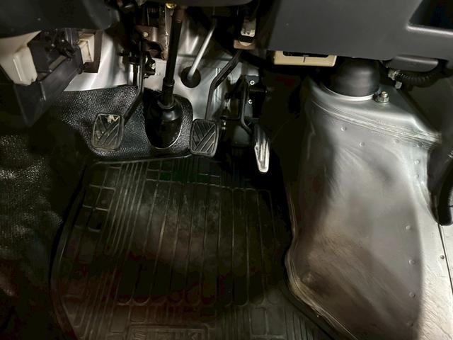 キャリイトラック ＫＵ　エアコン・パワステ　車検８年１１月　４ＷＤ　５ＭＴ　マニュアルギヤシフト　エアコン　ラジオ　ＡＢＳ　ヘッドライトレベライザー　パワステ（41枚目）