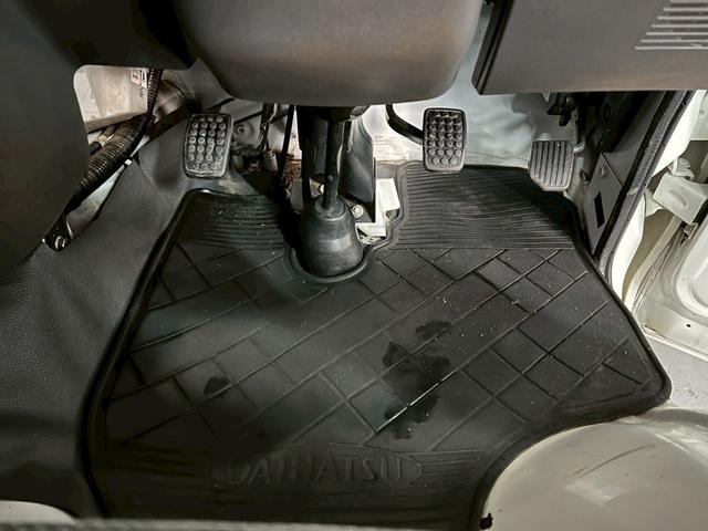ハイゼットトラック エアコン・パワステ　スペシャル　車検９年１２月　４ＷＤ　５ＭＴ　マニュアルギヤシフト　ラジオ　ＡＢＳ　ＳＲＳエアバッグ　ヘッドライトレベライザー　パワステ（12枚目）