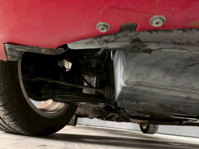 ロードスター ＳＰ　車検８年３月　５ＭＴ　マニュアルギヤシフト　キーレス　新品ホロ　開閉問題なし　雨漏れなし　ガラスコーティング済　プラグコイル新品　ＣＤ　ＳＲＳエアバッグ　　パワステ　パワーウィンドウ　アルミホイール（17枚目）