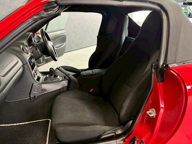 ロードスター ＳＰ　車検８年３月　５ＭＴ　マニュアルギヤシフト　キーレス　新品ホロ　開閉問題なし　雨漏れなし　ガラスコーティング済　プラグコイル新品　ＣＤ　ＳＲＳエアバッグ　　パワステ　パワーウィンドウ　アルミホイール（30枚目）