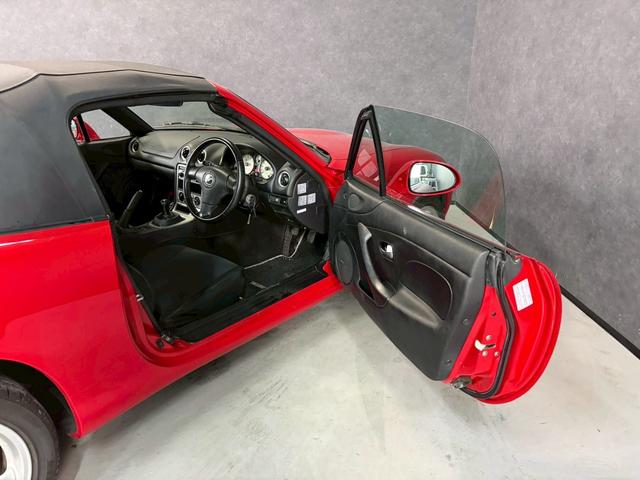 ロードスター ＳＰ　車検８年３月　５ＭＴ　マニュアルギヤシフト　キーレス　新品ホロ　開閉問題なし　雨漏れなし　ガラスコーティング済　プラグコイル新品　ＣＤ　ＳＲＳエアバッグ　　パワステ　パワーウィンドウ　アルミホイール（43枚目）