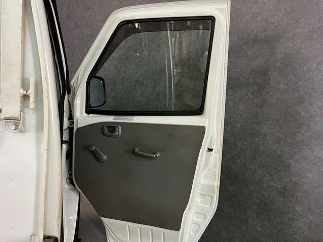 クリッパートラック ＳＤ　車検９年１０月　４ＷＤ　オートギヤシフト　エアコン　ラジオ　ＳＲＳエアバッグ　パワステ　３ＡＴ（21枚目）