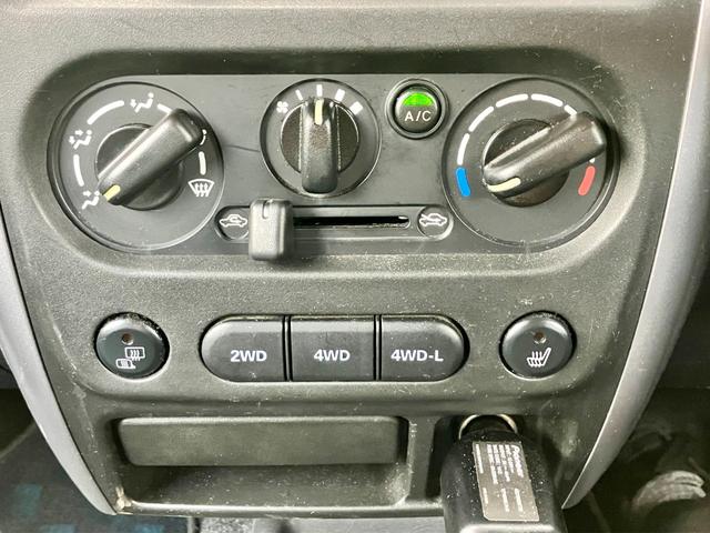 ジムニー ランドベンチャー　特別仕様車　５速ＭＴ　インタークーラーターボ　パートタイム４ＷＤ　高低二段切替式（後輪駆動ベース）　ヒーター付き黒本革シート　ポータブルワンセグナビ　アルミホイール　キーレス（40枚目）