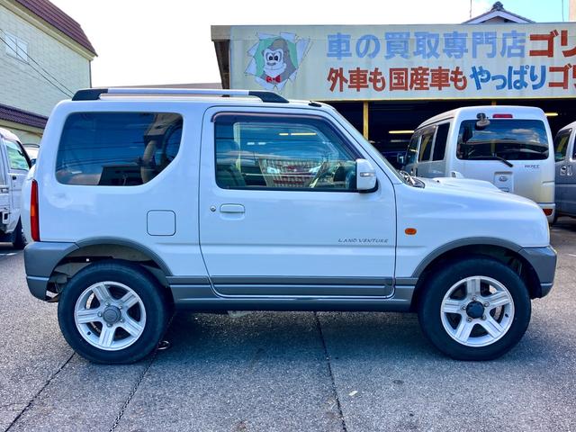 ジムニー ランドベンチャー　４ＷＤ　５速ＭＴ　ツートンカラー　禁煙車　シートヒーター　ポータブルナビ　ＥＴＣ　キーレス　ルーフレール　アルミホイール（4枚目）