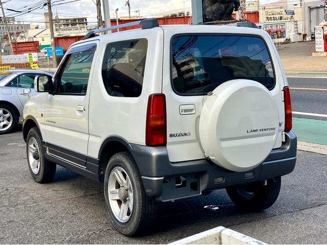 ジムニー ランドベンチャー　４ＷＤ　５速ＭＴ　ツートンカラー　禁煙車　シートヒーター　ポータブルナビ　ＥＴＣ　キーレス　ルーフレール　アルミホイール（7枚目）