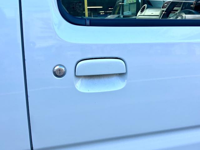 ジムニー ランドベンチャー　４ＷＤ　５速ＭＴ　ツートンカラー　禁煙車　シートヒーター　ポータブルナビ　ＥＴＣ　キーレス　ルーフレール　アルミホイール（13枚目）