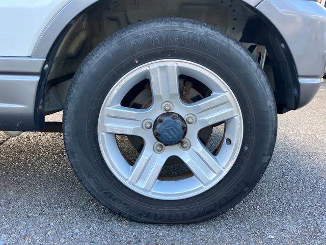 ジムニー ランドベンチャー　４ＷＤ　５速ＭＴ　ツートンカラー　禁煙車　シートヒーター　ポータブルナビ　ＥＴＣ　キーレス　ルーフレール　アルミホイール（17枚目）