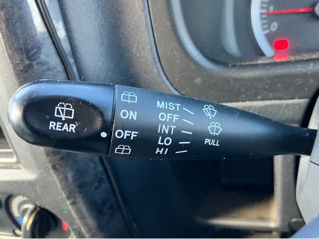 ジムニー ランドベンチャー　４ＷＤ　５速ＭＴ　ツートンカラー　禁煙車　シートヒーター　ポータブルナビ　ＥＴＣ　キーレス　ルーフレール　アルミホイール（31枚目）