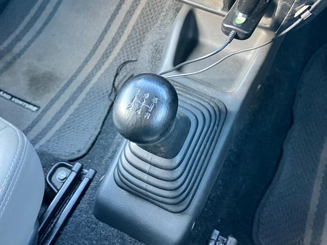 ジムニー ランドベンチャー　４ＷＤ　５速ＭＴ　ツートンカラー　禁煙車　シートヒーター　ポータブルナビ　ＥＴＣ　キーレス　ルーフレール　アルミホイール（34枚目）