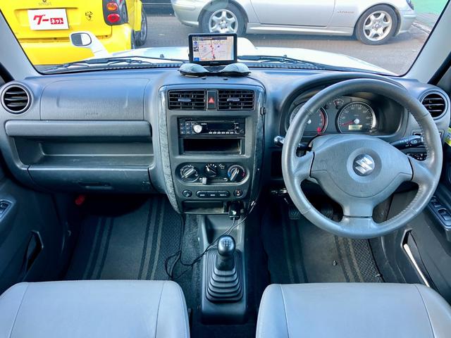 ジムニー ランドベンチャー　４ＷＤ　５速ＭＴ　ツートンカラー　禁煙車　シートヒーター　ポータブルナビ　ＥＴＣ　キーレス　ルーフレール　アルミホイール（36枚目）