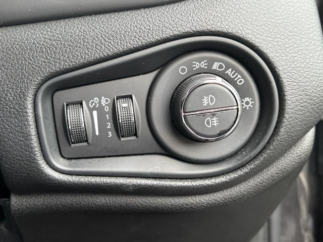 ジープ・レネゲード リミテッド　リミテッド／純正ルーフキャリア／純正ナビ（ナビ・Ｂｌｕｅｔｏｏｔｈ・バックカメラ）／純正アルミホイール／パワーシート／ＪＥＥＰドライブレコーダー／ＥＴＣ２．０／ブラインドスポットモニター（35枚目）