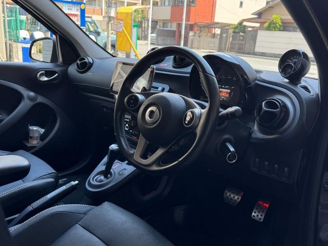 スマートフォーフォー ＢＲＡＢＵＳ　エクスクルーシブ　ブラバスエクスクルーシブ　アクティブブレーキ　グラスルーフ　９ｉｎナビ　フルセグＴＶ　バックカメラ　レザーシート　クルーズコントロール　２．０ＥＴＣ　シートヒーター　ＩＳＯＦＩＸ（5枚目）