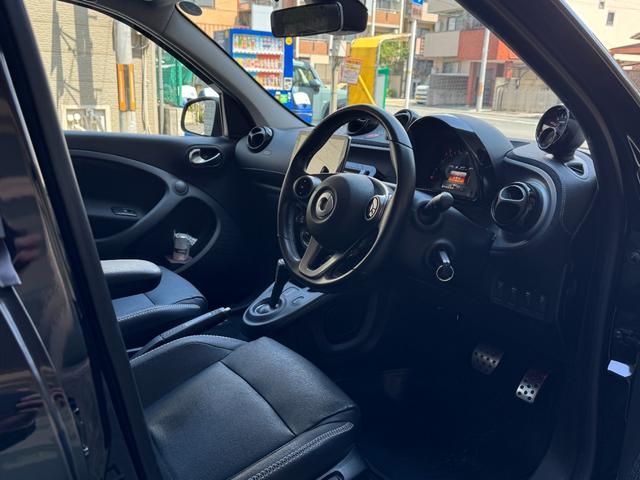 スマートフォーフォー ＢＲＡＢＵＳ　エクスクルーシブ　ブラバスエクスクルーシブ　アクティブブレーキ　グラスルーフ　９ｉｎナビ　フルセグＴＶ　バックカメラ　レザーシート　クルーズコントロール　２．０ＥＴＣ　シートヒーター　ＩＳＯＦＩＸ（6枚目）