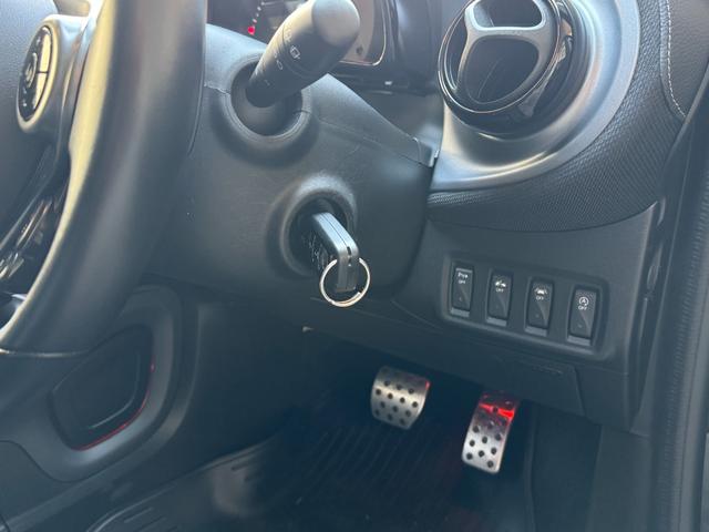 スマートフォーフォー ＢＲＡＢＵＳ　エクスクルーシブ　ブラバスエクスクルーシブ　アクティブブレーキ　グラスルーフ　９ｉｎナビ　フルセグＴＶ　バックカメラ　レザーシート　クルーズコントロール　２．０ＥＴＣ　シートヒーター　ＩＳＯＦＩＸ（8枚目）