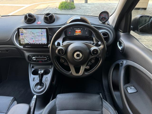 スマートフォーフォー ＢＲＡＢＵＳ　エクスクルーシブ　ブラバスエクスクルーシブ　アクティブブレーキ　グラスルーフ　９ｉｎナビ　フルセグＴＶ　バックカメラ　レザーシート　クルーズコントロール　２．０ＥＴＣ　シートヒーター　ＩＳＯＦＩＸ（17枚目）