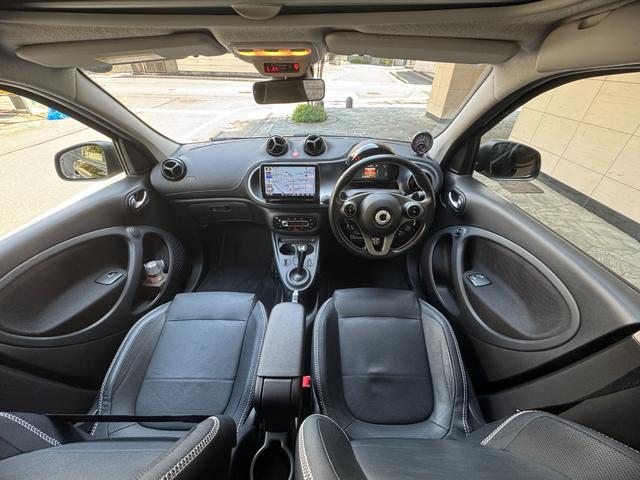 スマートフォーフォー ＢＲＡＢＵＳ　エクスクルーシブ　ブラバスエクスクルーシブ　アクティブブレーキ　グラスルーフ　９ｉｎナビ　フルセグＴＶ　バックカメラ　レザーシート　クルーズコントロール　２．０ＥＴＣ　シートヒーター　ＩＳＯＦＩＸ（19枚目）
