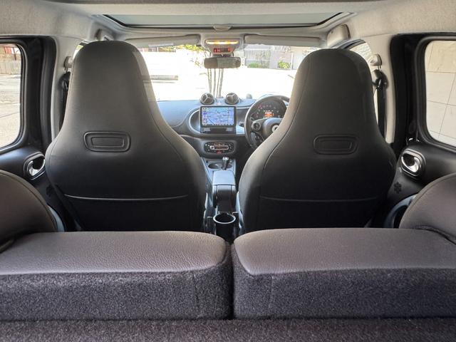 スマートフォーフォー ＢＲＡＢＵＳ　エクスクルーシブ　ブラバスエクスクルーシブ　アクティブブレーキ　グラスルーフ　９ｉｎナビ　フルセグＴＶ　バックカメラ　レザーシート　クルーズコントロール　２．０ＥＴＣ　シートヒーター　ＩＳＯＦＩＸ（24枚目）