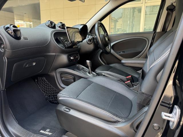 スマートフォーフォー ＢＲＡＢＵＳ　エクスクルーシブ　ブラバスエクスクルーシブ　アクティブブレーキ　グラスルーフ　９ｉｎナビ　フルセグＴＶ　バックカメラ　レザーシート　クルーズコントロール　２．０ＥＴＣ　シートヒーター　ＩＳＯＦＩＸ（38枚目）