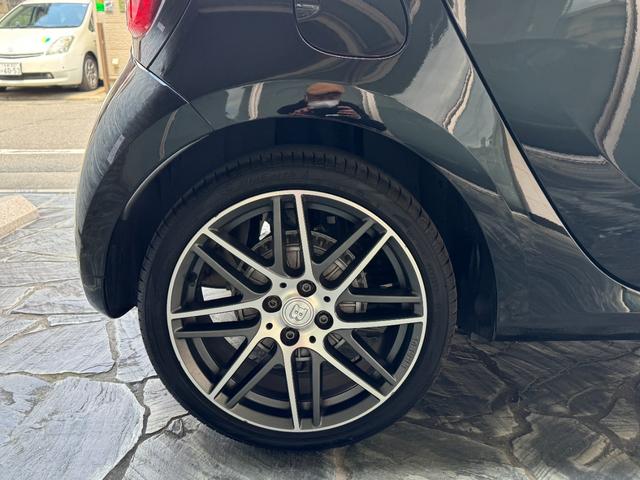 スマートフォーフォー ＢＲＡＢＵＳ　エクスクルーシブ　ブラバスエクスクルーシブ　アクティブブレーキ　グラスルーフ　９ｉｎナビ　フルセグＴＶ　バックカメラ　レザーシート　クルーズコントロール　２．０ＥＴＣ　シートヒーター　ＩＳＯＦＩＸ（46枚目）