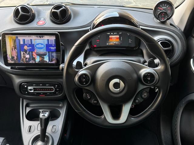 スマートフォーフォー ＢＲＡＢＵＳ　エクスクルーシブ　ブラバスエクスクルーシブ　アクティブブレーキ　グラスルーフ　９ｉｎナビ　フルセグＴＶ　バックカメラ　レザーシート　クルーズコントロール　２．０ＥＴＣ　シートヒーター　ＩＳＯＦＩＸ（62枚目）
