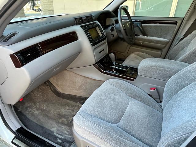 クラウン ロイヤルサルーン　プレミアム　後期モデル／禁煙車／純正ＤＶＤナビ／ＥＴＣ／キセノンヘッドライト／キーレス／純正パールＩＩ／フォグランプ／全席パワーシート／クルーズコントロール／純正電動コーナーポール／純正電動サンシェード／ドラレコ（18枚目）