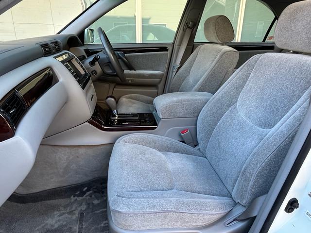 クラウン ロイヤルサルーン　プレミアム　後期モデル／禁煙車／純正ＤＶＤナビ／ＥＴＣ／キセノンヘッドライト／キーレス／純正パールＩＩ／フォグランプ／全席パワーシート／クルーズコントロール／純正電動コーナーポール／純正電動サンシェード／ドラレコ（19枚目）