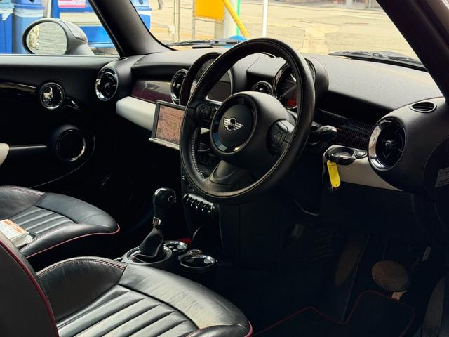 ＭＩＮＩ クーパー　クラブマン　ハンプトン　ハンプトン限定車両　ダブルサンルーフ　ナビゲーションシステム　ＴＶ　キーレス２個　専用レザーシート　ＥＴＣ　純正専用アルミ　プッシュスタートシートヒータークルーズコントロールＡＢＳトノカバーＤＶＤ再生（7枚目）