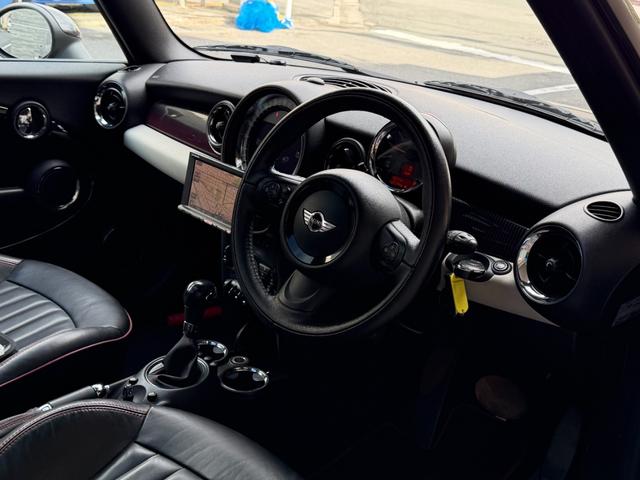 ＭＩＮＩ クーパー　クラブマン　ハンプトン　ハンプトン限定車両　ダブルサンルーフ　ナビゲーションシステム　ＴＶ　キーレス２個　専用レザーシート　ＥＴＣ　純正専用アルミ　プッシュスタートシートヒータークルーズコントロールＡＢＳトノカバーＤＶＤ再生（8枚目）