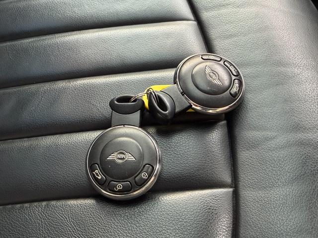 ＭＩＮＩ クーパー　クラブマン　ハンプトン　ハンプトン限定車両　ダブルサンルーフ　ナビゲーションシステム　ＴＶ　キーレス２個　専用レザーシート　ＥＴＣ　純正専用アルミ　プッシュスタートシートヒータークルーズコントロールＡＢＳトノカバーＤＶＤ再生（10枚目）