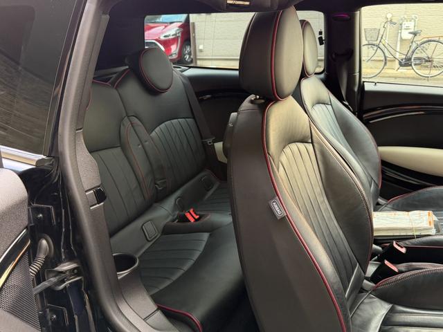 ＭＩＮＩ クーパー　クラブマン　ハンプトン　ハンプトン限定車両　ダブルサンルーフ　ナビゲーションシステム　ＴＶ　キーレス２個　専用レザーシート　ＥＴＣ　純正専用アルミ　プッシュスタートシートヒータークルーズコントロールＡＢＳトノカバーＤＶＤ再生（12枚目）