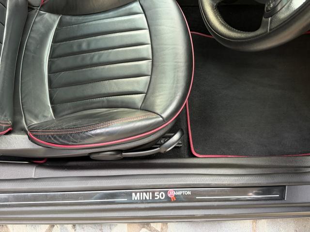 ＭＩＮＩ クーパー　クラブマン　ハンプトン　ハンプトン限定車両　ダブルサンルーフ　ナビゲーションシステム　ＴＶ　キーレス２個　専用レザーシート　ＥＴＣ　純正専用アルミ　プッシュスタートシートヒータークルーズコントロールＡＢＳトノカバーＤＶＤ再生（15枚目）