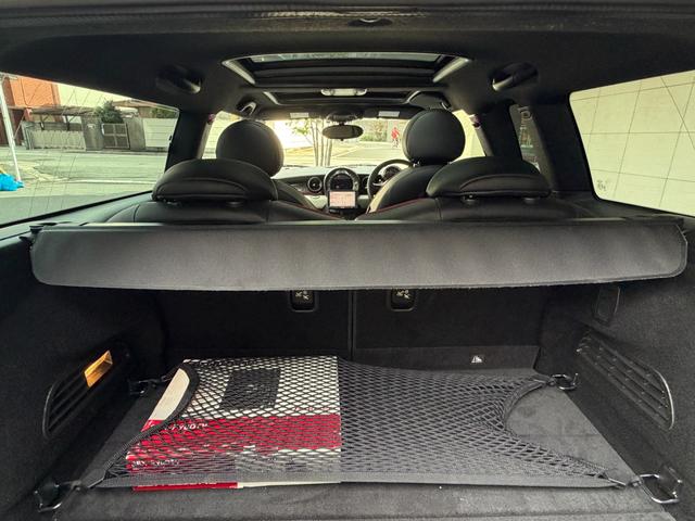 ＭＩＮＩ クーパー　クラブマン　ハンプトン　ハンプトン限定車両　ダブルサンルーフ　ナビゲーションシステム　ＴＶ　キーレス２個　専用レザーシート　ＥＴＣ　純正専用アルミ　プッシュスタートシートヒータークルーズコントロールＡＢＳトノカバーＤＶＤ再生（18枚目）