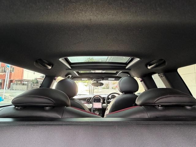 ＭＩＮＩ クーパー　クラブマン　ハンプトン　ハンプトン限定車両　ダブルサンルーフ　ナビゲーションシステム　ＴＶ　キーレス２個　専用レザーシート　ＥＴＣ　純正専用アルミ　プッシュスタートシートヒータークルーズコントロールＡＢＳトノカバーＤＶＤ再生（19枚目）