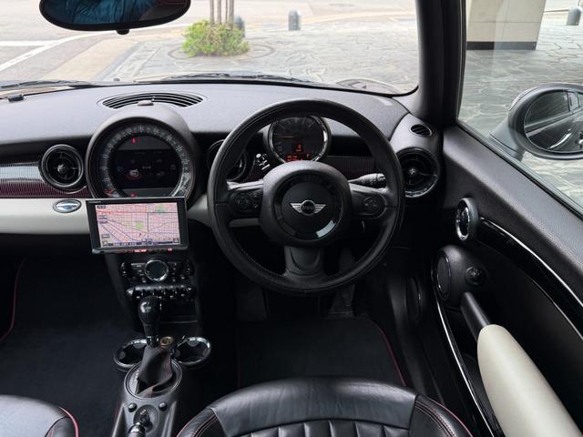 ＭＩＮＩ クーパー　クラブマン　ハンプトン　ハンプトン限定車両　ダブルサンルーフ　ナビゲーションシステム　ＴＶ　キーレス２個　専用レザーシート　ＥＴＣ　純正専用アルミ　プッシュスタートシートヒータークルーズコントロールＡＢＳトノカバーＤＶＤ再生（21枚目）