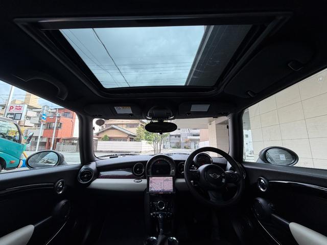 ＭＩＮＩ クーパー　クラブマン　ハンプトン　ハンプトン限定車両　ダブルサンルーフ　ナビゲーションシステム　ＴＶ　キーレス２個　専用レザーシート　ＥＴＣ　純正専用アルミ　プッシュスタートシートヒータークルーズコントロールＡＢＳトノカバーＤＶＤ再生（25枚目）