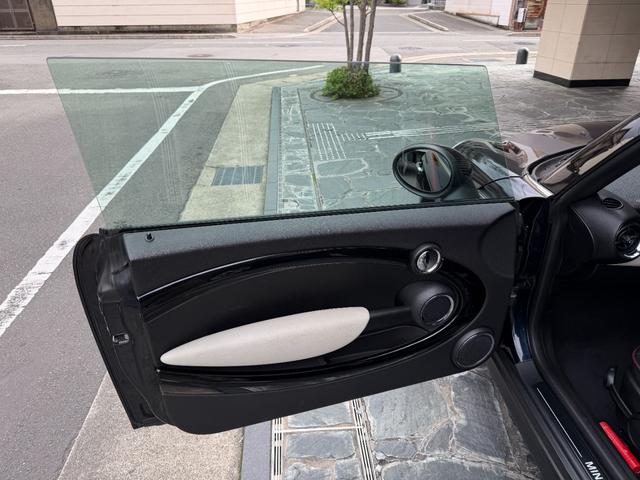 ＭＩＮＩ クーパー　クラブマン　ハンプトン　ハンプトン限定車両　ダブルサンルーフ　ナビゲーションシステム　ＴＶ　キーレス２個　専用レザーシート　ＥＴＣ　純正専用アルミ　プッシュスタートシートヒータークルーズコントロールＡＢＳトノカバーＤＶＤ再生（28枚目）