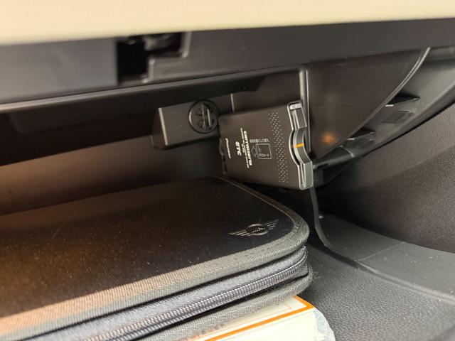ＭＩＮＩ クーパー　クラブマン　ハンプトン　ハンプトン限定車両　ダブルサンルーフ　ナビゲーションシステム　ＴＶ　キーレス２個　専用レザーシート　ＥＴＣ　純正専用アルミ　プッシュスタートシートヒータークルーズコントロールＡＢＳトノカバーＤＶＤ再生（29枚目）