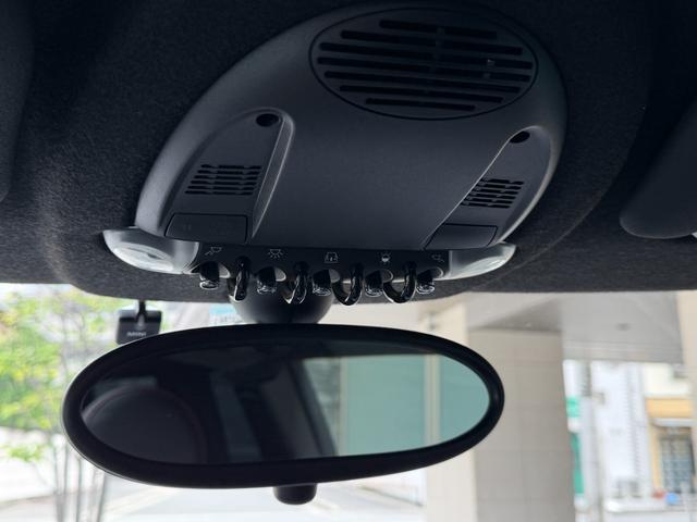 ＭＩＮＩ クーパー　クラブマン　ハンプトン　ハンプトン限定車両　ダブルサンルーフ　ナビゲーションシステム　ＴＶ　キーレス２個　専用レザーシート　ＥＴＣ　純正専用アルミ　プッシュスタートシートヒータークルーズコントロールＡＢＳトノカバーＤＶＤ再生（33枚目）