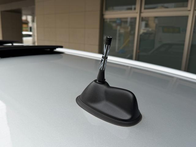 ＭＩＮＩ クーパー　クラブマン　ハンプトン　ハンプトン限定車両　ダブルサンルーフ　ナビゲーションシステム　ＴＶ　キーレス２個　専用レザーシート　ＥＴＣ　純正専用アルミ　プッシュスタートシートヒータークルーズコントロールＡＢＳトノカバーＤＶＤ再生（77枚目）