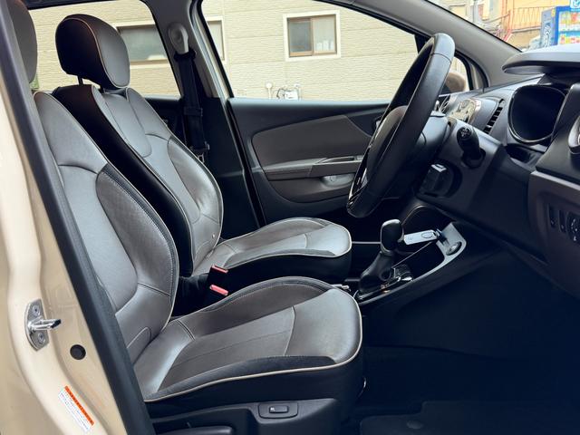 キャプチャー カンヌ パナソニックナビゲーションシステム フルセグTV バックカメラ キーレス2スマートキー レザーシート 純正アルミホイル ルーフブラウン ETC ディライト ディスチャージヘッドライト(10枚目)