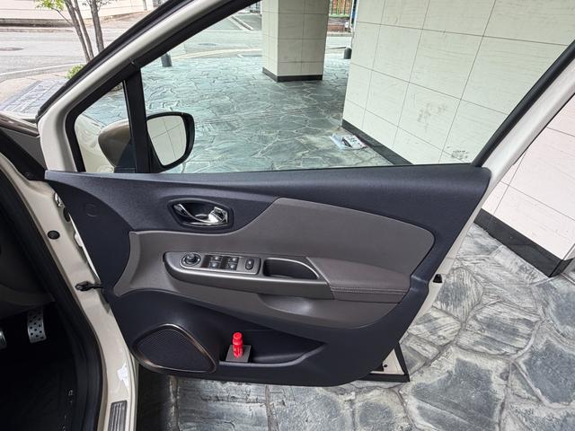 キャプチャー カンヌ パナソニックナビゲーションシステム フルセグTV バックカメラ キーレス2スマートキー レザーシート 純正アルミホイル ルーフブラウン ETC ディライト ディスチャージヘッドライト(35枚目)