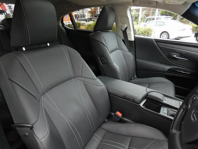 ES ES300h バージョンL ワンオーナー ユーザー買取車 サンルーフ 黒革PWシート PWバックドア HUD BSM パノラミックビュー ドラレコ ETC2.0 シートヒーター シートエアコン ステアリングヒーター USB(7枚目)