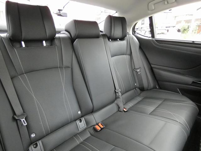 ES ES300h バージョンL ワンオーナー ユーザー買取車 サンルーフ 黒革PWシート PWバックドア HUD BSM パノラミックビュー ドラレコ ETC2.0 シートヒーター シートエアコン ステアリングヒーター USB(8枚目)