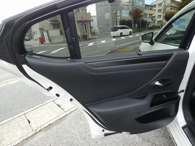 ES ES300h バージョンL ワンオーナー ユーザー買取車 サンルーフ 黒革PWシート PWバックドア HUD BSM パノラミックビュー ドラレコ ETC2.0 シートヒーター シートエアコン ステアリングヒーター USB(32枚目)