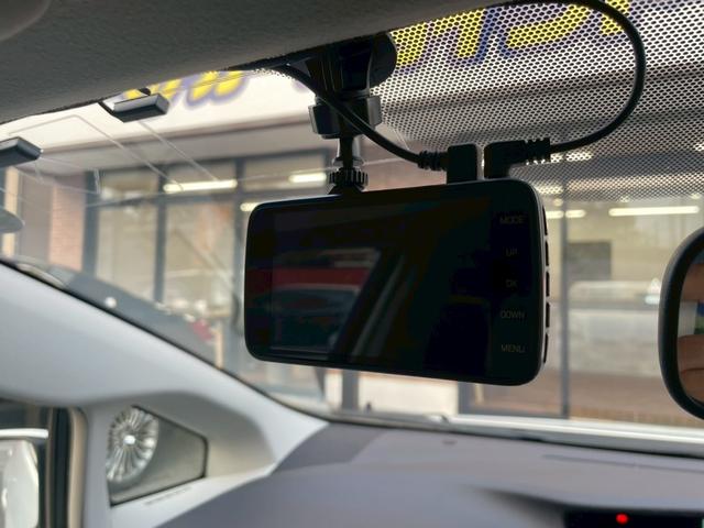 プリウス Ｓ　ＬＥＤエディション　自　社　ローン　純正ナビ　フルセグＴＶ　バックカメラ　ドライブレコーダー　ビルトインＥＴＣ　社外ＡＷ（6枚目）