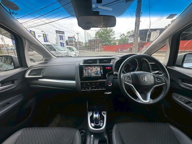 フィットハイブリッド Ｌパッケージ　ワンオーナー　屋内保管　純正ナビ　バックカメラ　ＥＴＣ　禁煙車　ＬＥＤヘッドライト　クルーズコントロール　あんしんＰＫＧ　コンフォートビューＰＫＧ（3枚目）